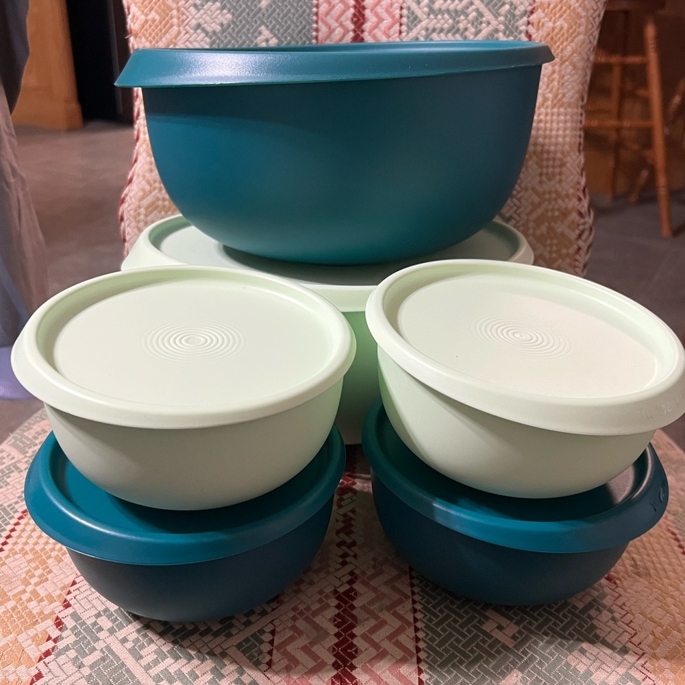 New Tupperware bowls with lids, 12 piece set, 6 bowls and 6 lids.